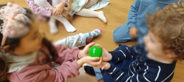 Θεατρικό παιχνίδι στον ΟΝΑΡ – Πώς θα έπιανες μια χριστουγεννιάτικη μπάλα από λεπτό γυαλί;